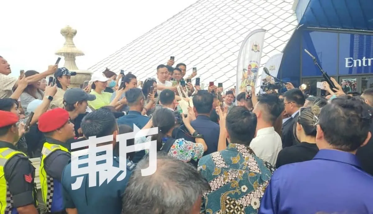 范冰冰抵又见马六甲剧院 大送粉丝福利 3 OD-范冰冰-03